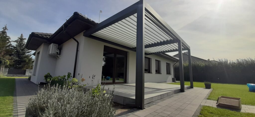 Pergola-Lamelowa-Przyścienna Pergola lamelowa aluminiowa przyścienna montaż do ściany budynku elewacja